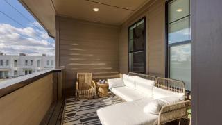 Minutes to Broadway Chic Newly Built 4BDR w Balcony 98 Degrees by AvantStay - 9