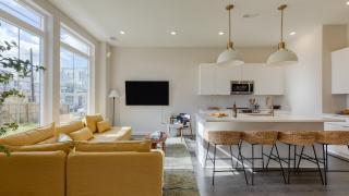 Minutes to Broadway Chic Newly Built 4BDR w Balcony 98 Degrees by AvantStay - 2