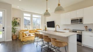 Minutes to Broadway Chic Newly Built 4BDR w Balcony 98 Degrees by AvantStay - 1