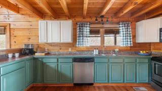 Yesteryear by AvantStay Hot tub 360 Deck Views and Game Room Easy Access - 4