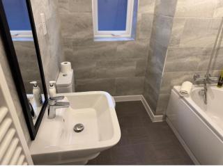 3BR House in Warrington with EV Charger & Garden - 3