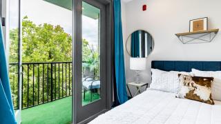 Lindsley by AvantStay Balcony Modern Design A Downtown Location - 9