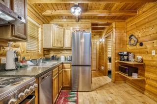 Majestic Bear Retreat, WIFI, Free Attraction ticket, Hot Tub - 0