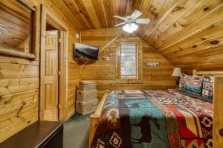 Majestic Bear Retreat, WIFI, Free Attraction ticket, Hot Tub - 4