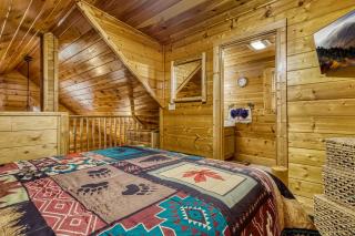 Majestic Bear Retreat, WIFI, Free Attraction ticket, Hot Tub - 3