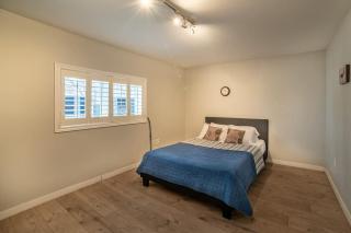 6 Bedroom Lakefront Main House #14 in Sand Bay - 1