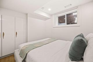 Bright & Spacious 2-BR Condo Near TOs Waterfront - 5