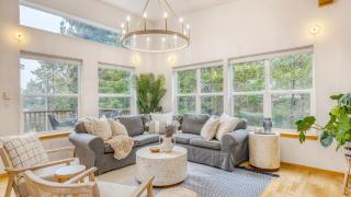 Buttercup Bay Hideaway by AvantStay Cozy Escape w Fire Pit Walk to Beach - 9