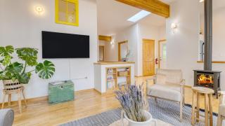 Buttercup Bay Hideaway by AvantStay Cozy Escape w Fire Pit Walk to Beach - 4