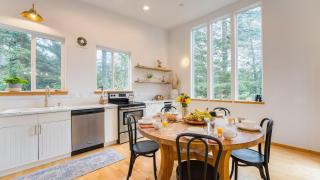 Buttercup Bay Hideaway by AvantStay Cozy Escape w Fire Pit Walk to Beach - 1