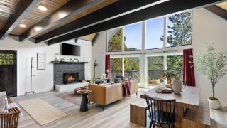 Hot Tub Fire Pit Deck Views Near the Lake The Matterhorn Manor by AvantStay - 2