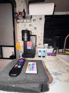 Cozy RV Oasis Farm Stay with Hot Tub Free WiFi and Coffee 5 Min to Adventist Health and Redbud Park - 7