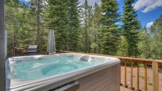 Black Bear by AvantStay Spacious Viking Lodge in Tahoe Donner w Game Room Hot Tub - 8