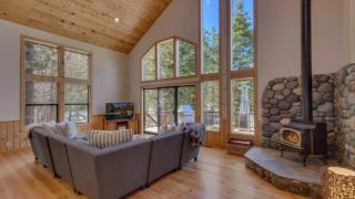 Black Bear by AvantStay Spacious Viking Lodge in Tahoe Donner w Game Room Hot Tub - 4