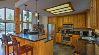 Black Bear by AvantStay Spacious Viking Lodge in Tahoe Donner w Game Room Hot Tub - 2