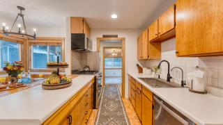 Westlake Cabin by AvantStay Hot Tub Near Skiing Walk to Restaurants Lake - 4