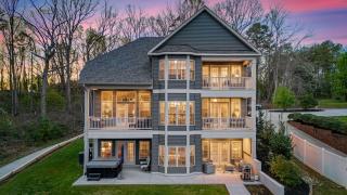 Sleeps 22 Lakefront w Private Dock Pool 2 Houses Lake Living by AvantStay - 1