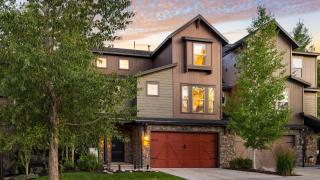 Abigail Drive Year-Round Retreat w Hot Tub Near Trails Historic Main St - 0