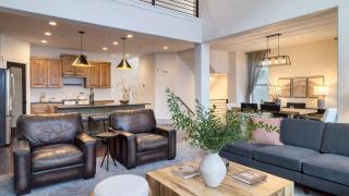 Abigail Drive Year-Round Retreat w Hot Tub Near Trails Historic Main St - 5