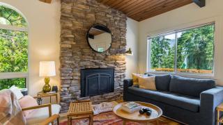 Mid-Century Beach Cabin by AvantStay Walk to Beach - 6