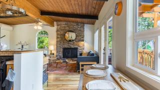 Mid-Century Beach Cabin by AvantStay Walk to Beach - 2