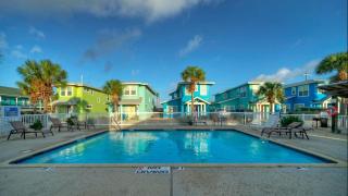 Private Yard Shared Pool Near the Beach Bluetique Hotel by AvantStay - 9