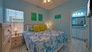 Shared Pool Walkable to Beach Vibrant Beachy Design Bay Bliss by AvantStay - Port Aransas - 7