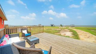 Waterfront Retreat w Private Boat Dock Patio Views Shore Thing by AvantStay - 8