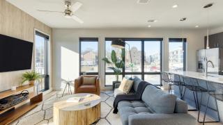 New Modern 2BDR in Walkable Midtown w Gym Pool Honkey-Tonk by AvantStay - 5