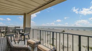 211 Seascape by AvantStay Oceanfront View Pool - Isle of Palms - 9