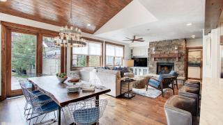 Modern 5BDR right off Main Street w Hot Tub Main Street Escape by AvantStay - 0