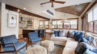 Modern 5BDR right off Main Street w Hot Tub Main Street Escape by AvantStay - 2