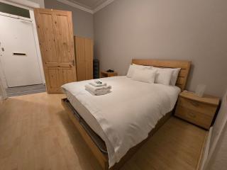 Comfy Semi-Central Stay near Entertainment Park - 3
