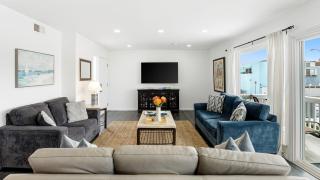 Topside Newport Rooftop Balcony Ocean Views Walk to Pier Marina Village - 4