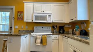 Coral Garden by AvantStay Great Location w Balcony Shared Pool - 4