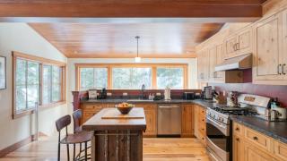 Minutes to Ski Resorts 5min Walk to Lake Sunnyside Ward Creek by AvantStay - 8