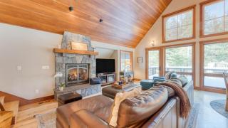 Minutes to Ski Resorts 5min Walk to Lake Sunnyside Ward Creek by AvantStay - 1