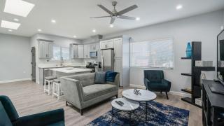 New Beauty by AvantStay Modern Central Location - 0