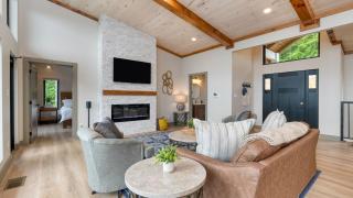 Grand Vista Retreat Luxury Group Retreat w Indoor Pool Arcade 56-Mile Views - 5