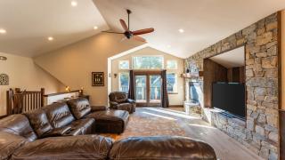 Meyers Meadow by AvantStay Hot Tub Large Deck - 4