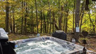 Harmony Cottage by AvantStay Lake Access Hot Tub Fire Pit Game Room - 0