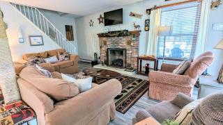 Harmony Cottage by AvantStay Lake Access Hot Tub Fire Pit Game Room - 3