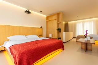 Shangri La Horizon View Hotel Dukezong Ancient City Branch located near the prayer wheel of the Great Buddha Temple, offers free high-speed train plane pick-up upon check-in - 8