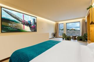 Shangri La Horizon View Hotel Dukezong Ancient City Branch located near the prayer wheel of the Great Buddha Temple, offers free high-speed train plane pick-up upon check-in - 0