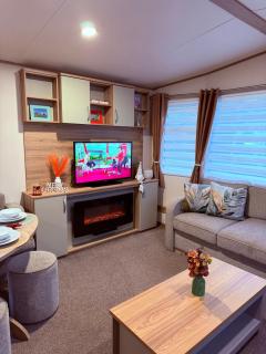 Hot tub retreat, at Tattersall Lakes caravan - 9