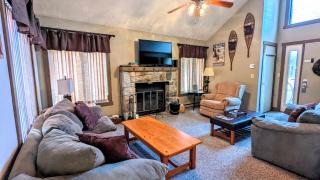 Frost Hollow by AvantStay Deck w Grill Game Room Loft - 9