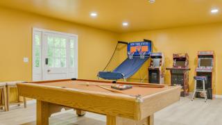 Game Farm Villa by AvantStay 10BDR Private Pond Spa Pool Family-Friendly - Catskill - 6