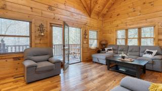 Four Bears Lodge by AvantStay Hot Tub Game Room Views Near Pigeon Forge - 3