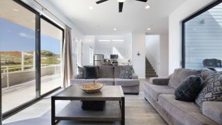 Oceanfront 2BR Rooftop Deck Beach Access Strand Way B - 4