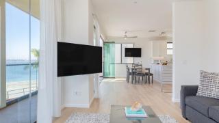 Catamaran by AvantStay 50ft to Beach Views - 2